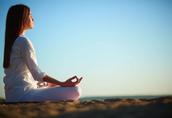 meditáló nő