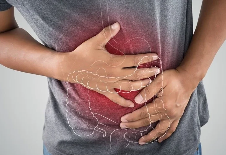 hasát fájlaló férfi, kezét a hasára fogja