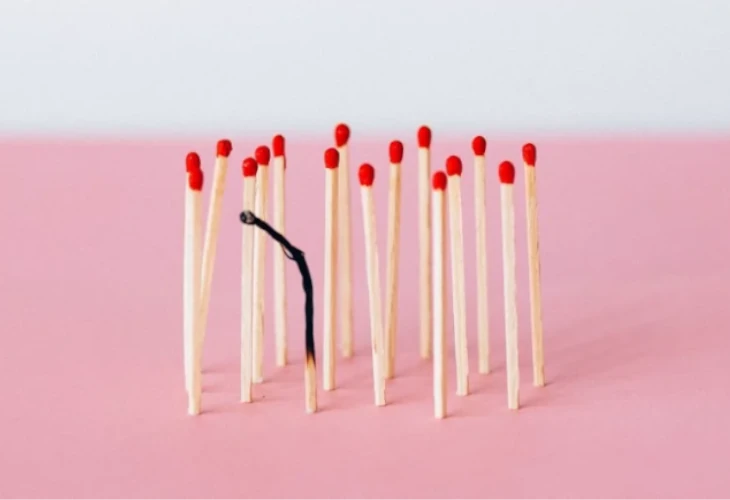 álló gyufák közül az egyik elégett