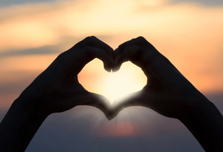 kézzel mutatott szív jel