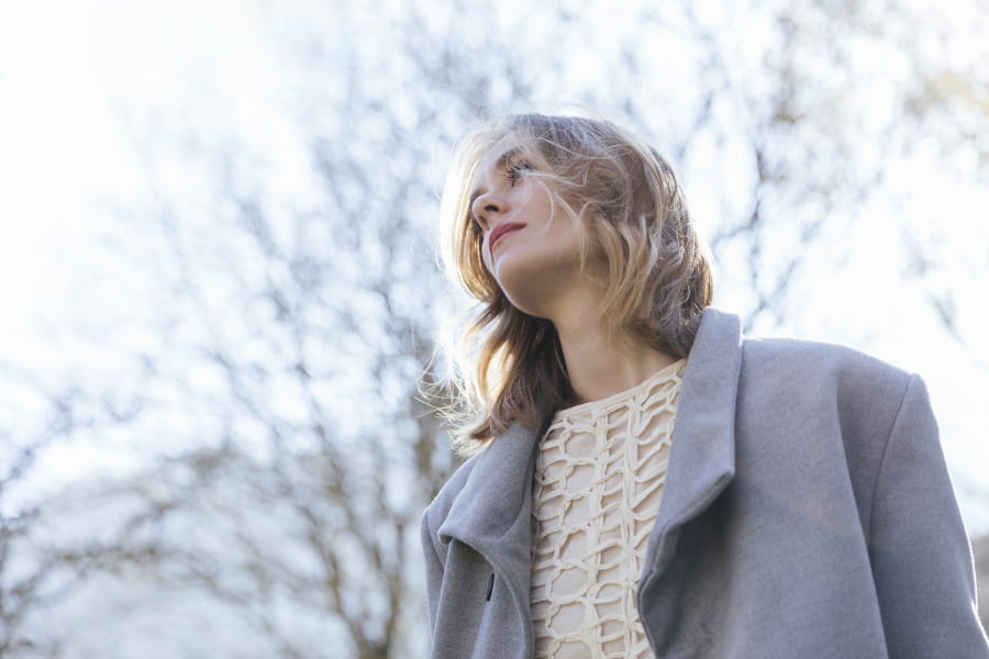 egy középkorú nő néz a távolba